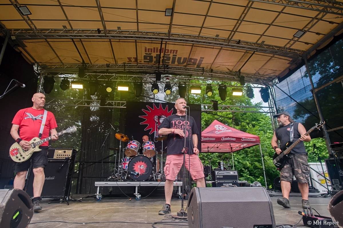 Hvězdou Rock for JK Manětín byli punkoví SPS. Žízeň publikum uhasilo s Alkeholem, zahrálo i Totální nasazení