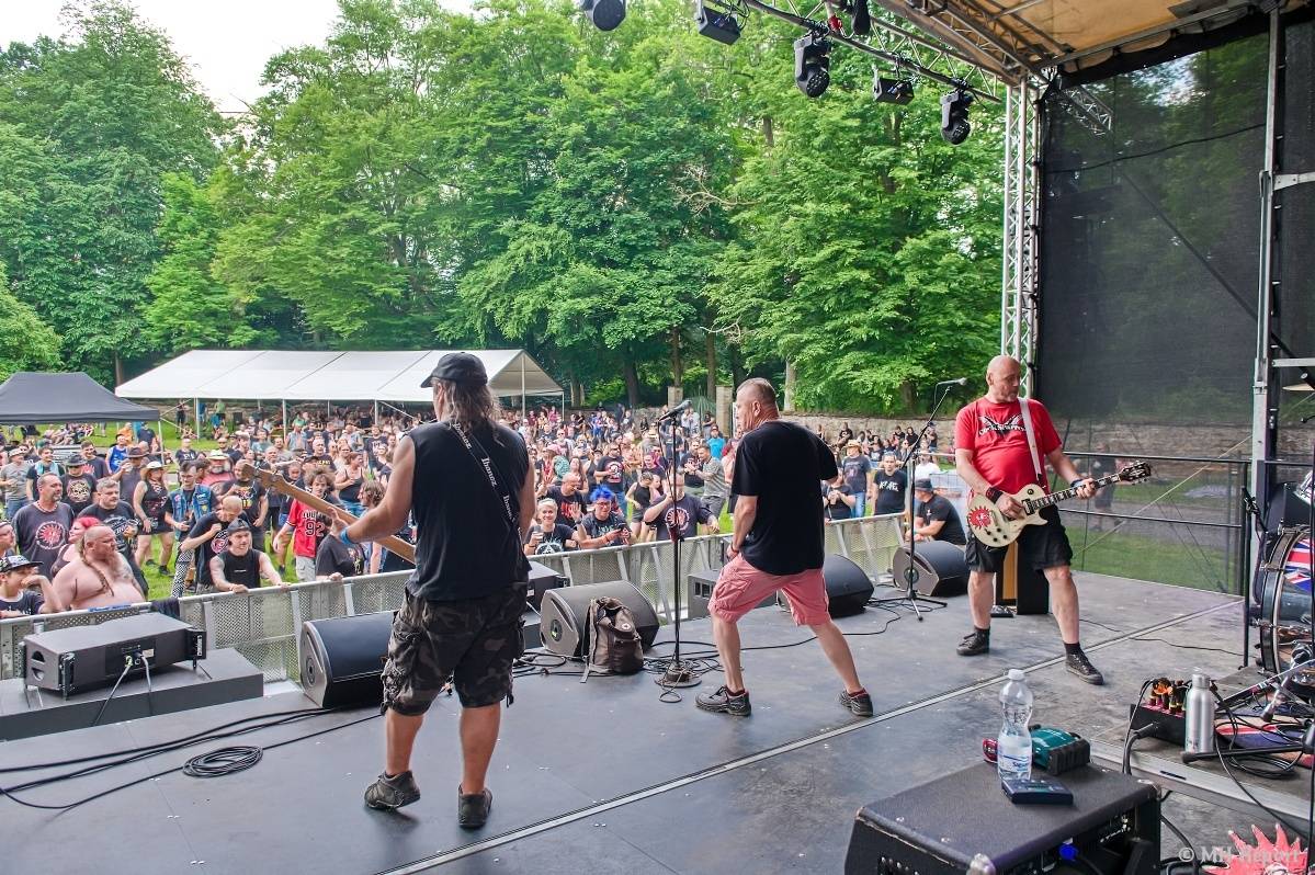 Hvězdou Rock for JK Manětín byli punkoví SPS. Žízeň publikum uhasilo s Alkeholem, zahrálo i Totální nasazení
