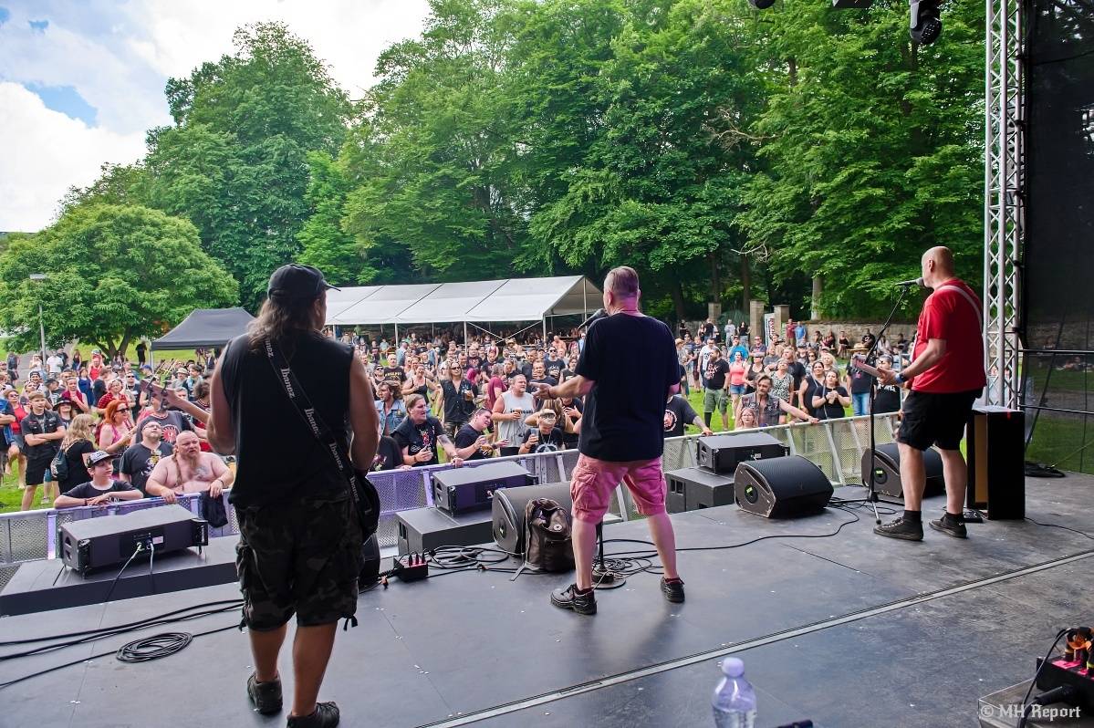 Hvězdou Rock for JK Manětín byli punkoví SPS. Žízeň publikum uhasilo s Alkeholem, zahrálo i Totální nasazení