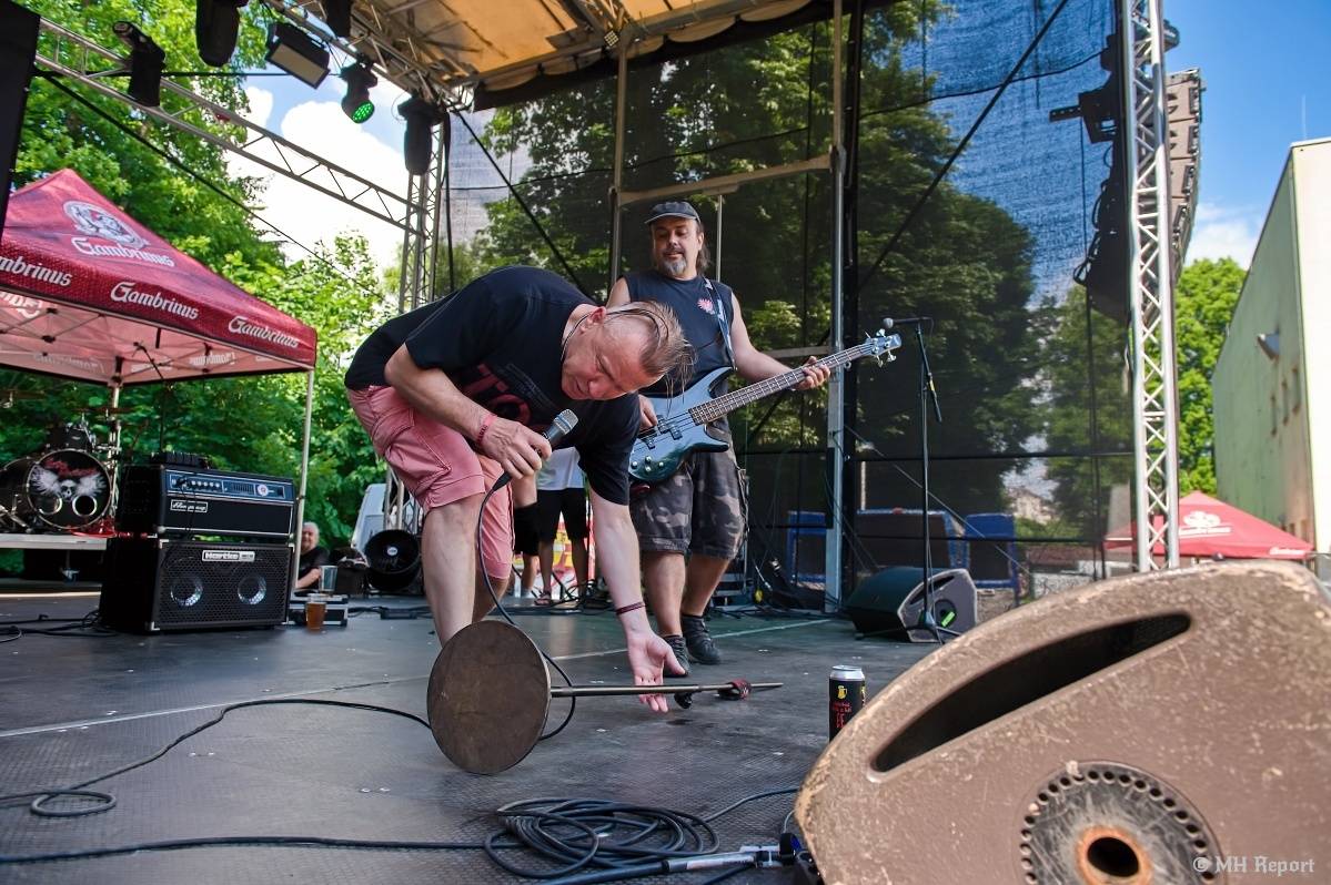 Hvězdou Rock for JK Manětín byli punkoví SPS. Žízeň publikum uhasilo s Alkeholem, zahrálo i Totální nasazení