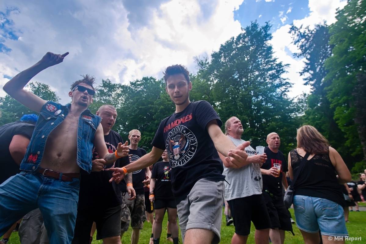 Hvězdou Rock for JK Manětín byli punkoví SPS. Žízeň publikum uhasilo s Alkeholem, zahrálo i Totální nasazení