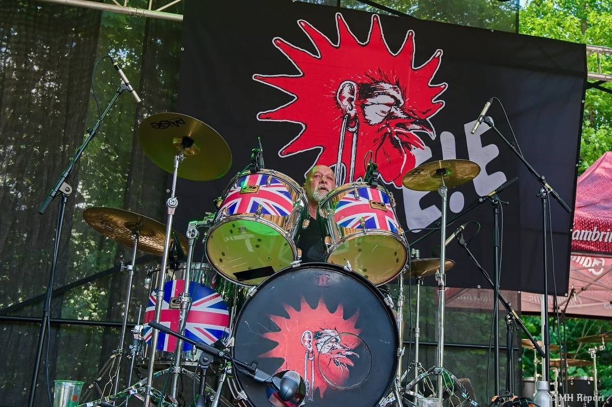 Hvězdou Rock for JK Manětín byli punkoví SPS. Žízeň publikum uhasilo s Alkeholem, zahrálo i Totální nasazení