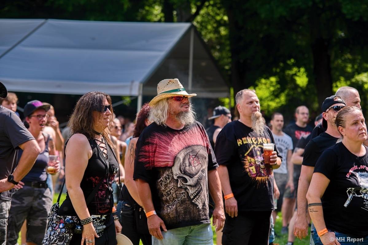 Hvězdou Rock for JK Manětín byli punkoví SPS. Žízeň publikum uhasilo s Alkeholem, zahrálo i Totální nasazení
