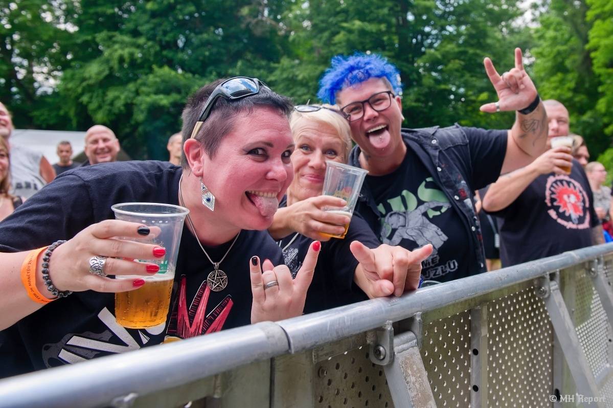 Hvězdou Rock for JK Manětín byli punkoví SPS. Žízeň publikum uhasilo s Alkeholem, zahrálo i Totální nasazení