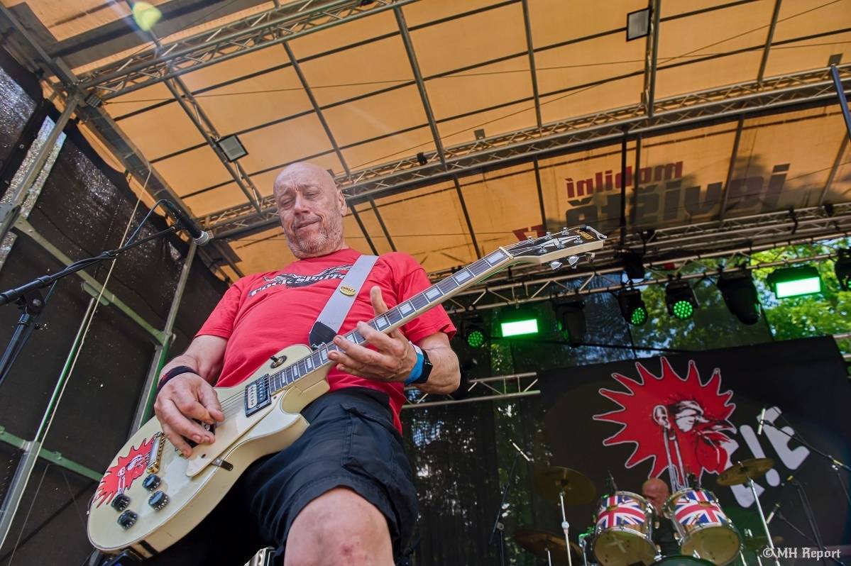 Hvězdou Rock for JK Manětín byli punkoví SPS. Žízeň publikum uhasilo s Alkeholem, zahrálo i Totální nasazení