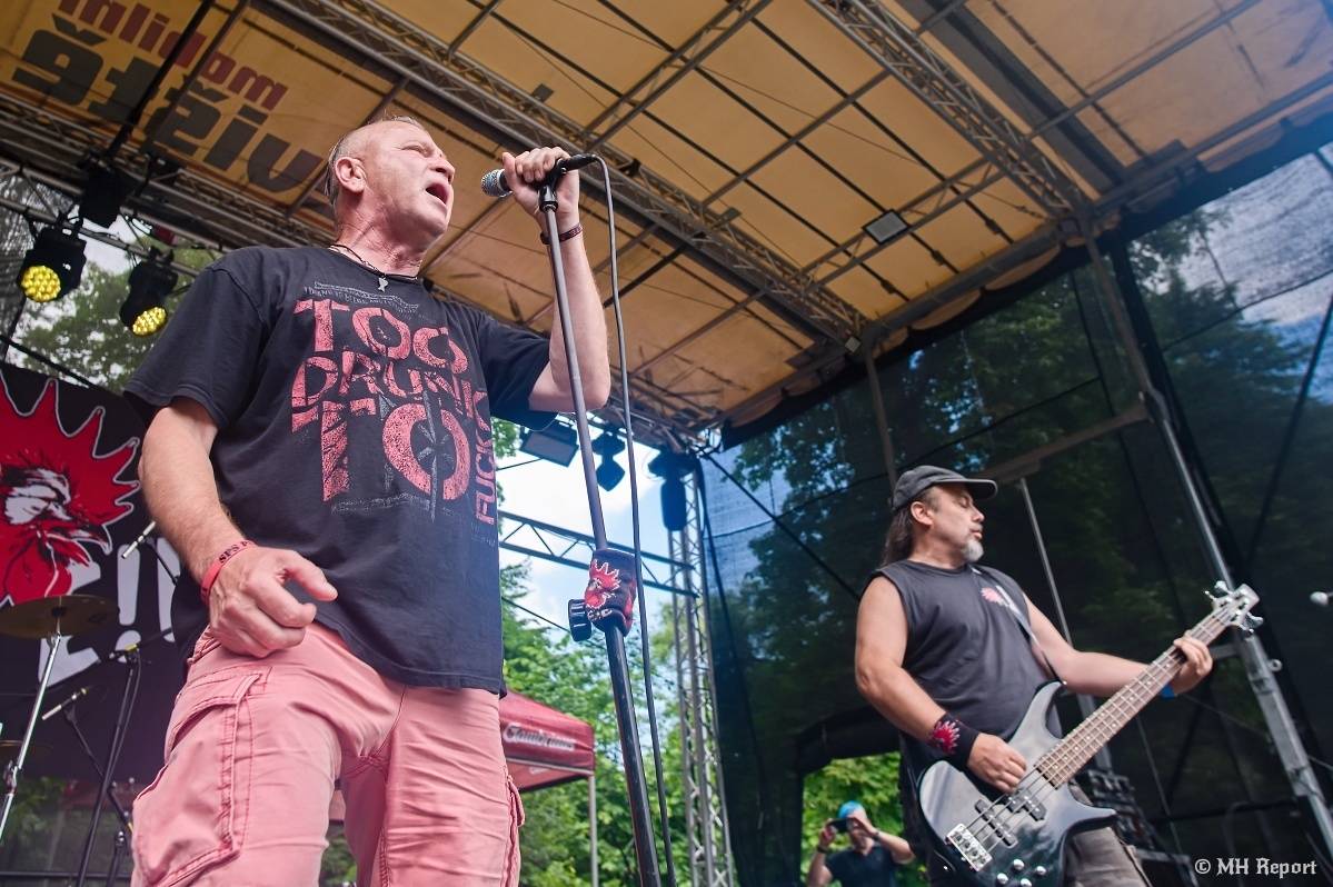 Hvězdou Rock for JK Manětín byli punkoví SPS. Žízeň publikum uhasilo s Alkeholem, zahrálo i Totální nasazení