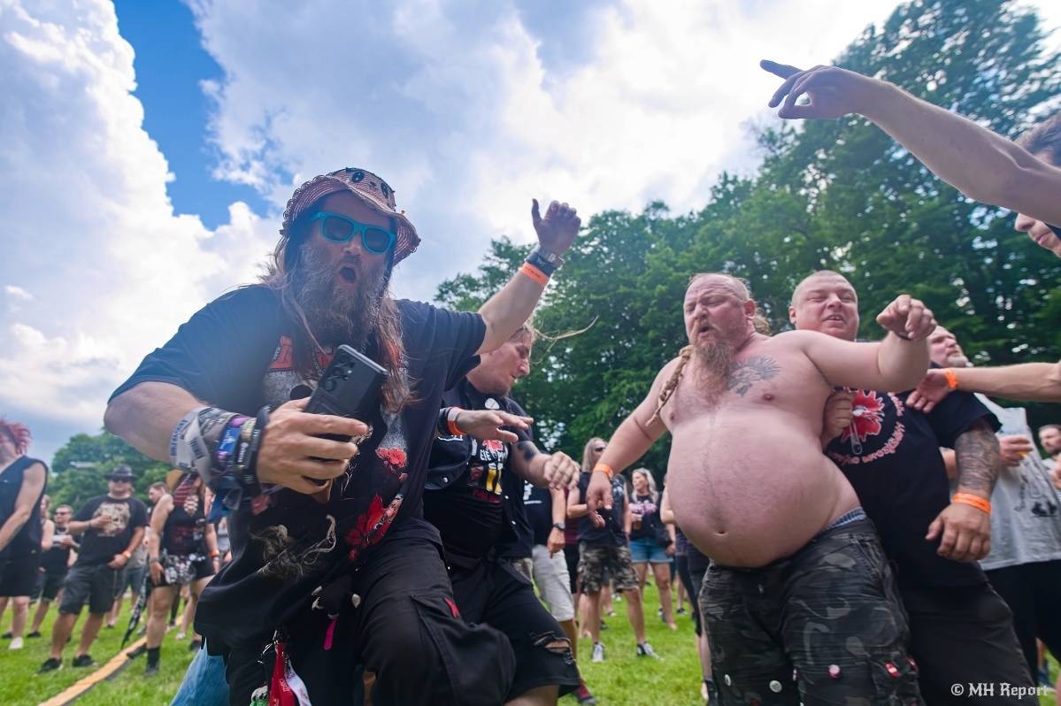 Hvězdou Rock for JK Manětín byli punkoví SPS. Žízeň publikum uhasilo s Alkeholem, zahrálo i Totální nasazení
