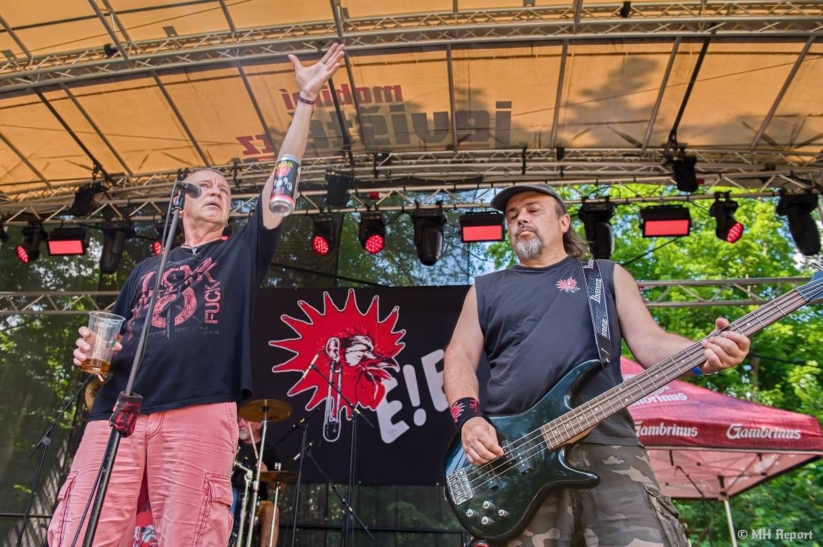 Hvězdou Rock for JK Manětín byli punkoví SPS. Žízeň publikum uhasilo s Alkeholem, zahrálo i Totální nasazení