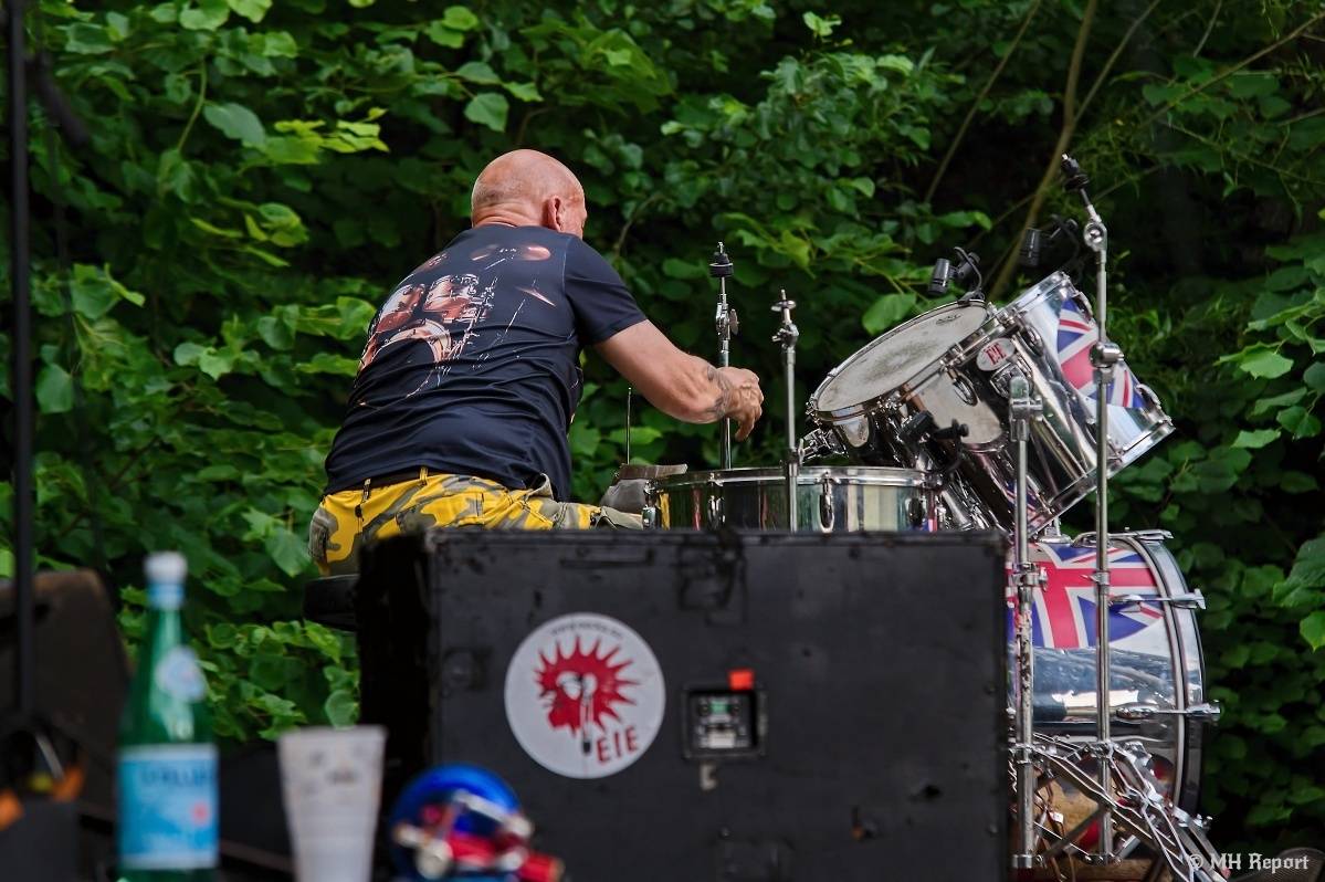 Hvězdou Rock for JK Manětín byli punkoví SPS. Žízeň publikum uhasilo s Alkeholem, zahrálo i Totální nasazení