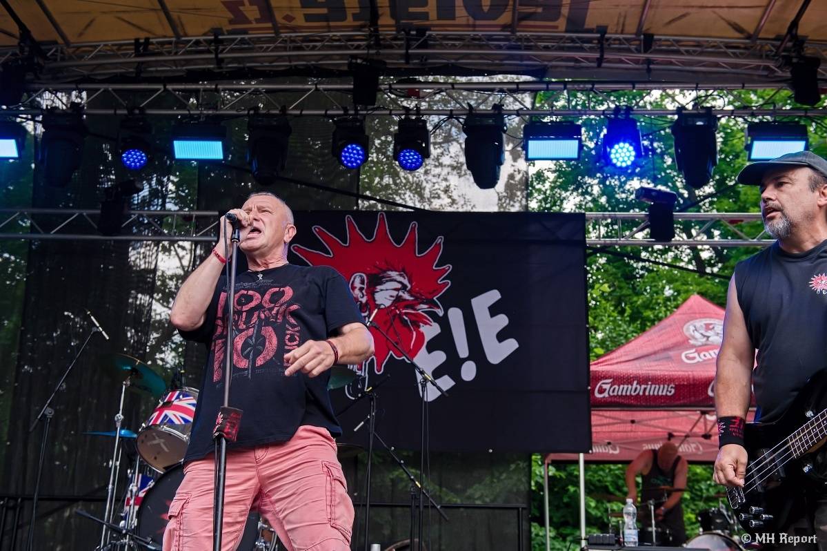 Hvězdou Rock for JK Manětín byli punkoví SPS. Žízeň publikum uhasilo s Alkeholem, zahrálo i Totální nasazení