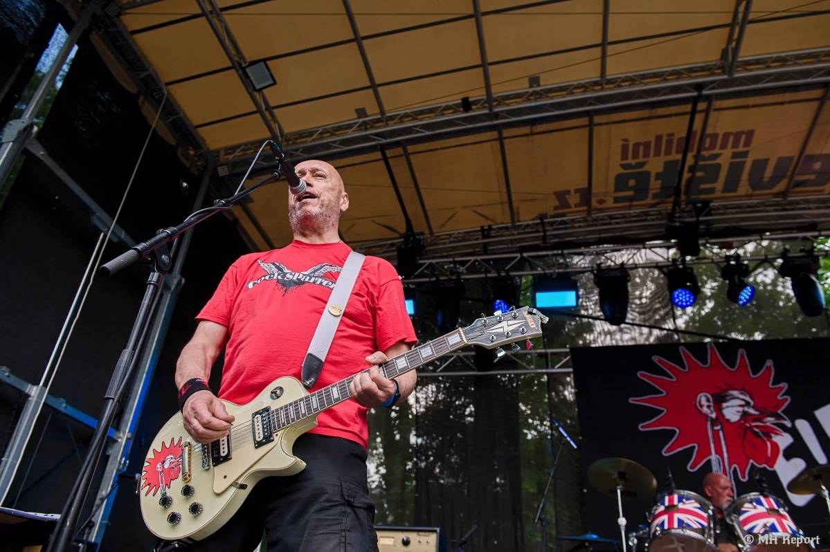 Hvězdou Rock for JK Manětín byli punkoví SPS. Žízeň publikum uhasilo s Alkeholem, zahrálo i Totální nasazení