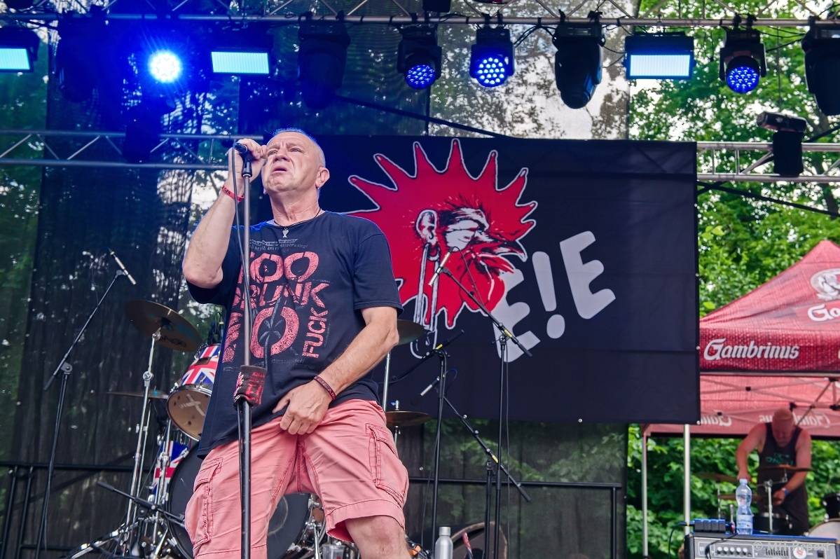 Hvězdou Rock for JK Manětín byli punkoví SPS. Žízeň publikum uhasilo s Alkeholem, zahrálo i Totální nasazení