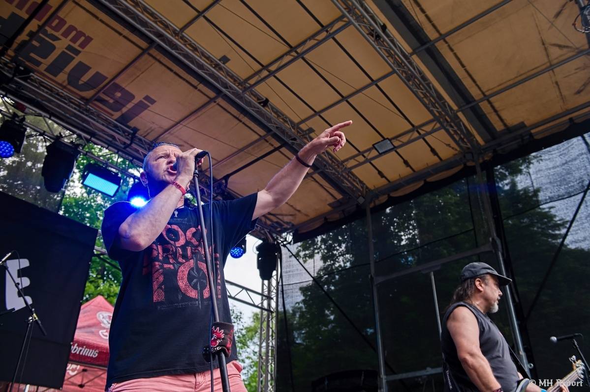 Hvězdou Rock for JK Manětín byli punkoví SPS. Žízeň publikum uhasilo s Alkeholem, zahrálo i Totální nasazení