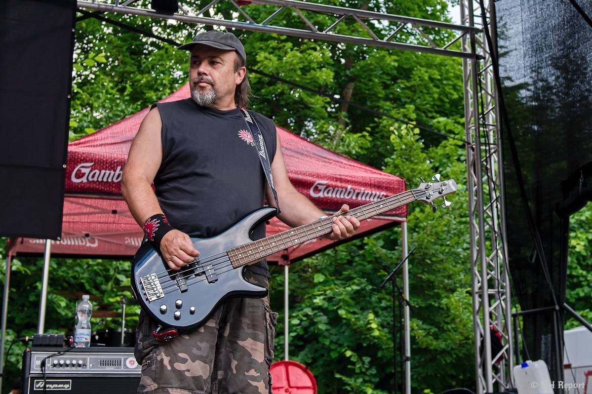 Hvězdou Rock for JK Manětín byli punkoví SPS. Žízeň publikum uhasilo s Alkeholem, zahrálo i Totální nasazení