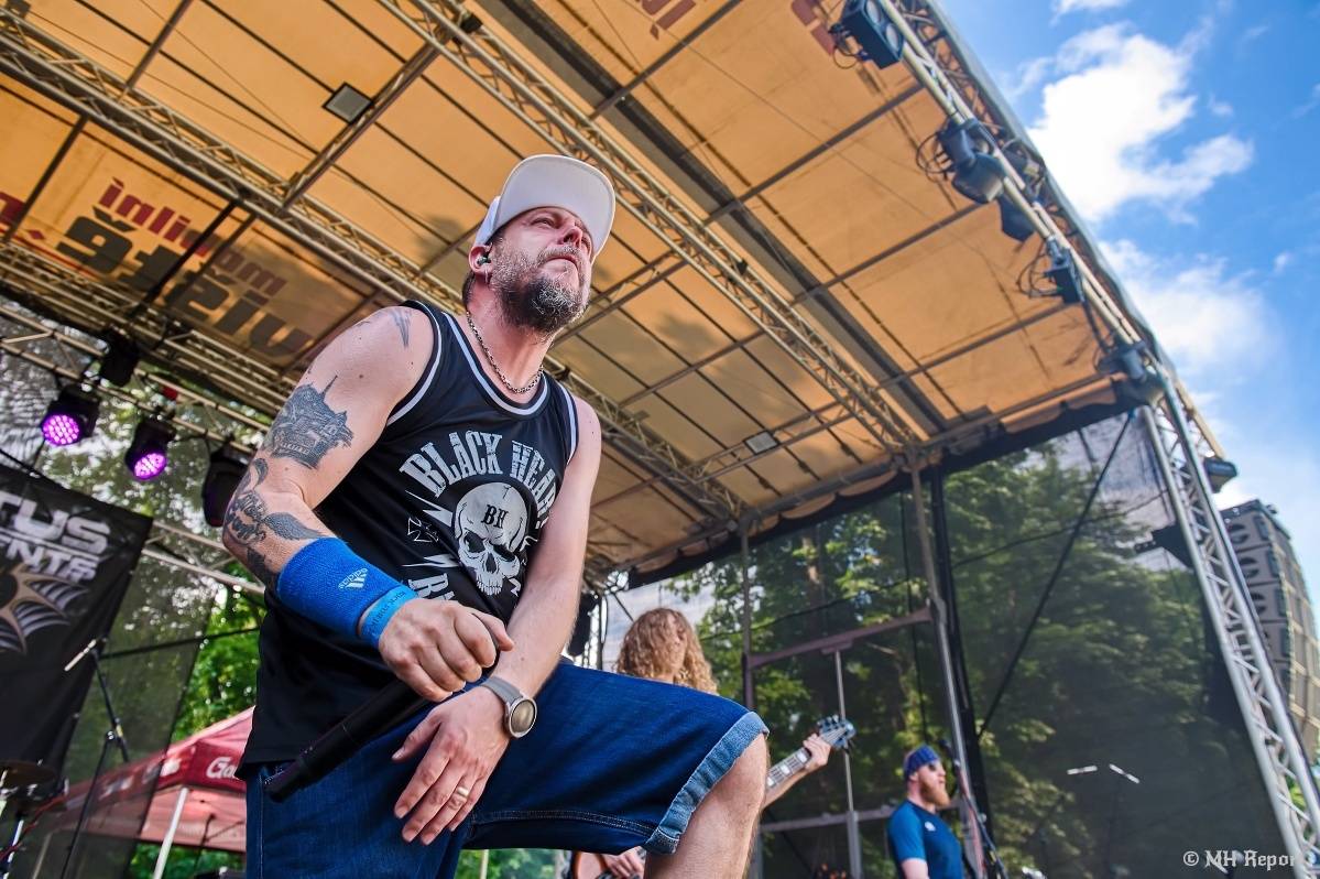 Hvězdou Rock for JK Manětín byli punkoví SPS. Žízeň publikum uhasilo s Alkeholem, zahrálo i Totální nasazení