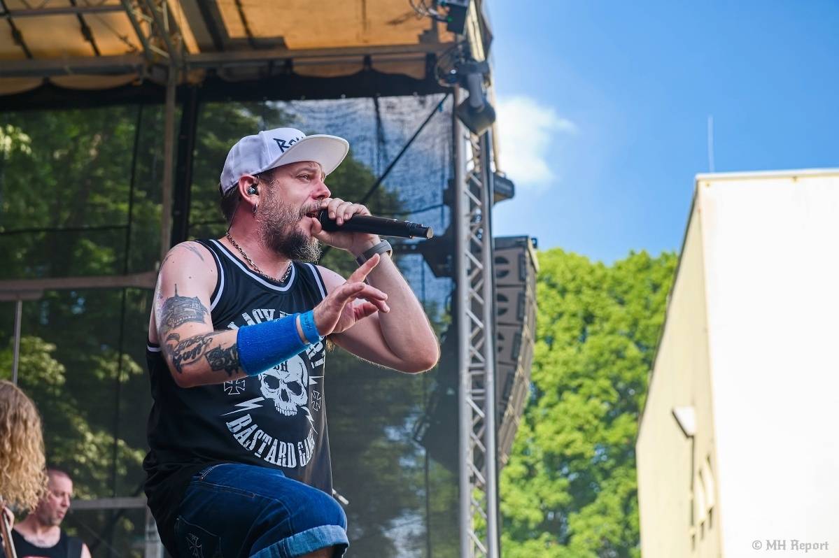 Hvězdou Rock for JK Manětín byli punkoví SPS. Žízeň publikum uhasilo s Alkeholem, zahrálo i Totální nasazení