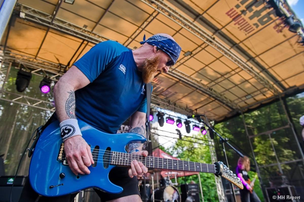 Hvězdou Rock for JK Manětín byli punkoví SPS. Žízeň publikum uhasilo s Alkeholem, zahrálo i Totální nasazení