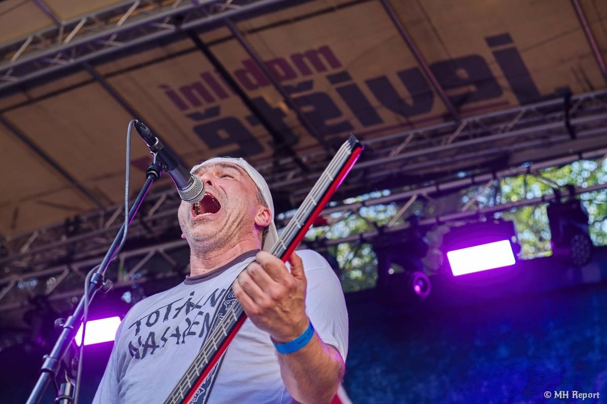 Hvězdou Rock for JK Manětín byli punkoví SPS. Žízeň publikum uhasilo s Alkeholem, zahrálo i Totální nasazení