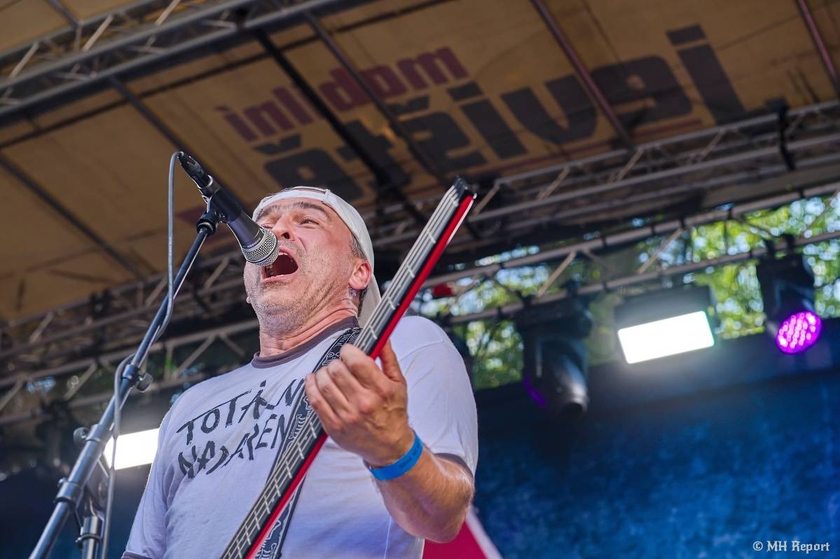 Hvězdou Rock for JK Manětín byli punkoví SPS. Žízeň publikum uhasilo s Alkeholem, zahrálo i Totální nasazení
