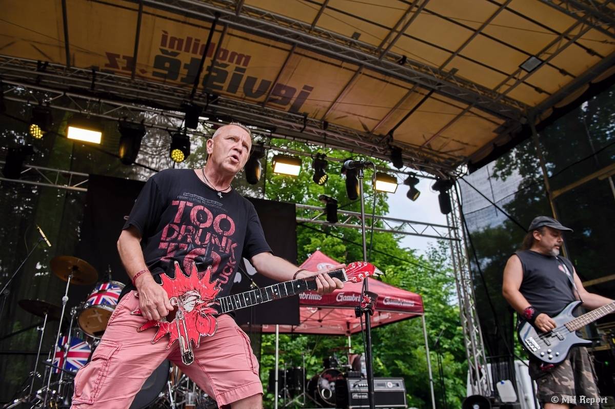 Hvězdou Rock for JK Manětín byli punkoví SPS. Žízeň publikum uhasilo s Alkeholem, zahrálo i Totální nasazení