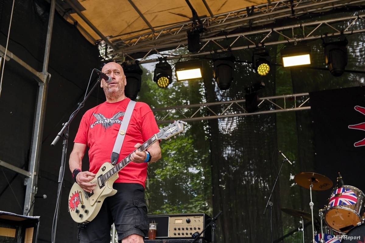 Hvězdou Rock for JK Manětín byli punkoví SPS. Žízeň publikum uhasilo s Alkeholem, zahrálo i Totální nasazení