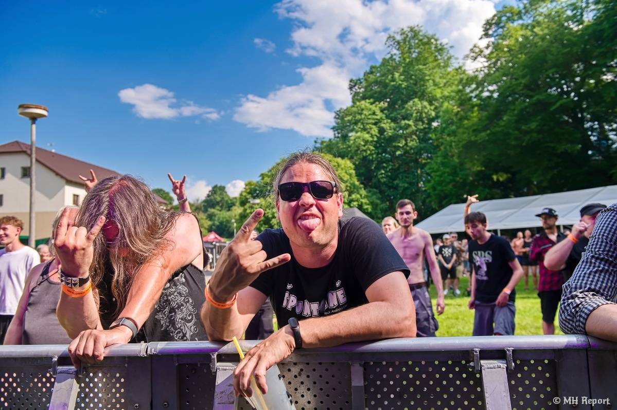 Hvězdou Rock for JK Manětín byli punkoví SPS. Žízeň publikum uhasilo s Alkeholem, zahrálo i Totální nasazení