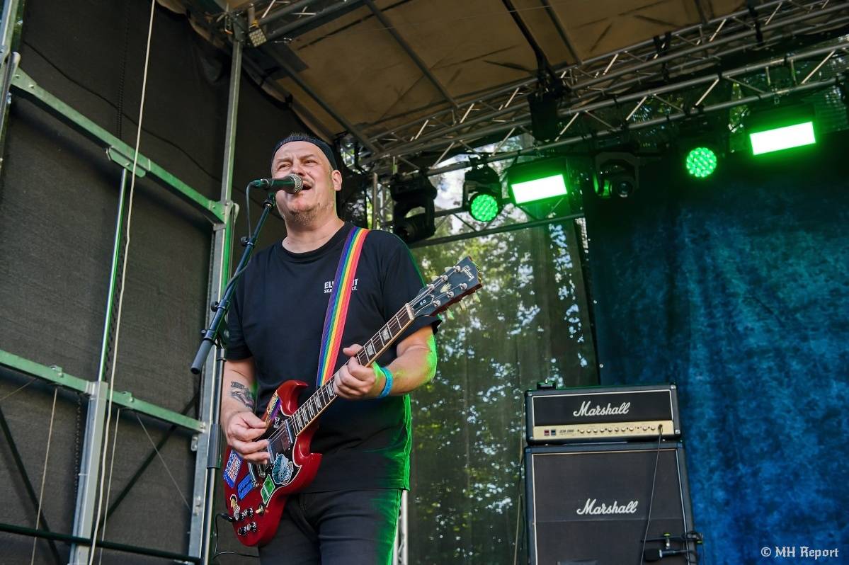 Hvězdou Rock for JK Manětín byli punkoví SPS. Žízeň publikum uhasilo s Alkeholem, zahrálo i Totální nasazení
