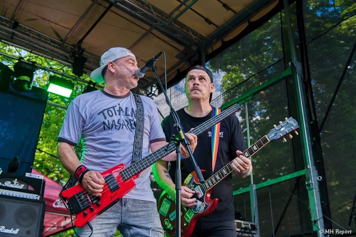 Hvězdou Rock for JK Manětín byli punkoví SPS. Žízeň publikum uhasilo s Alkeholem, zahrálo i Totální nasazení