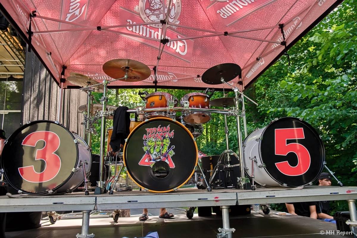Hvězdou Rock for JK Manětín byli punkoví SPS. Žízeň publikum uhasilo s Alkeholem, zahrálo i Totální nasazení