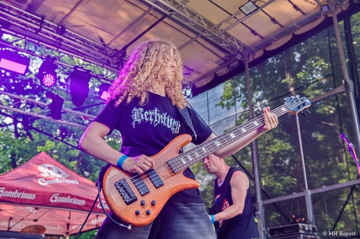 Hvězdou Rock for JK Manětín byli punkoví SPS. Žízeň publikum uhasilo s Alkeholem, zahrálo i Totální nasazení