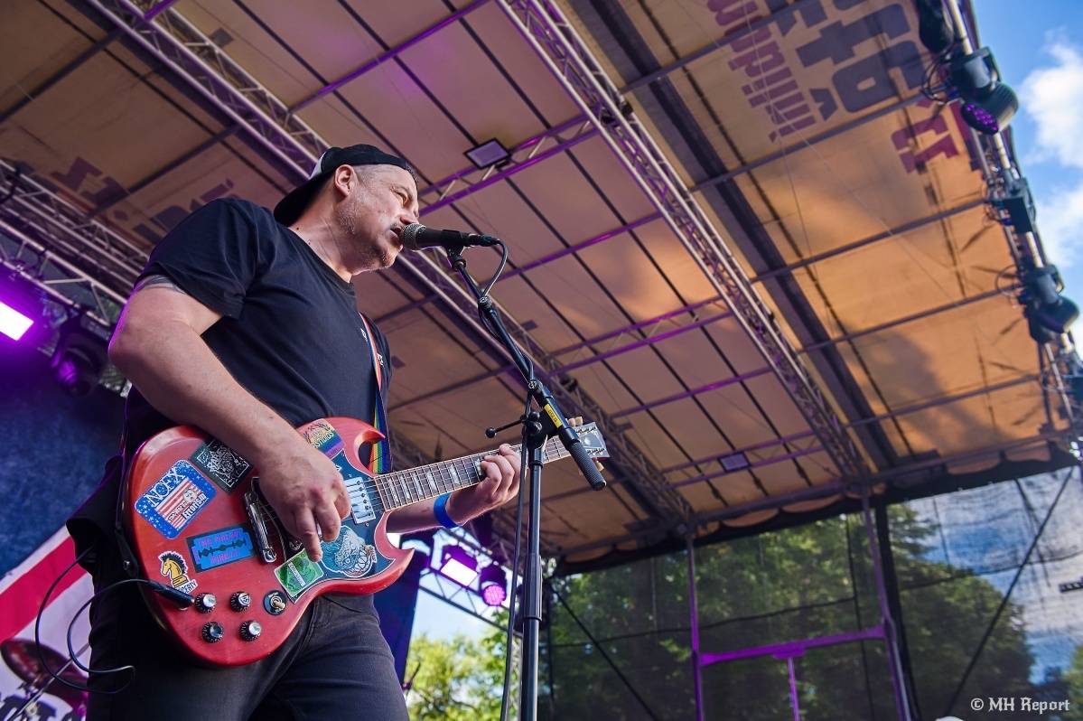 Hvězdou Rock for JK Manětín byli punkoví SPS. Žízeň publikum uhasilo s Alkeholem, zahrálo i Totální nasazení