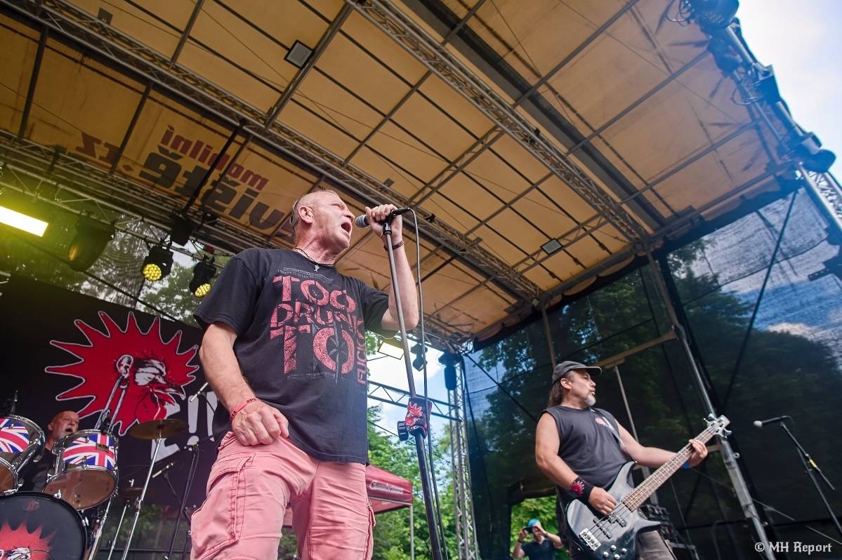 Hvězdou Rock for JK Manětín byli punkoví SPS. Žízeň publikum uhasilo s Alkeholem, zahrálo i Totální nasazení