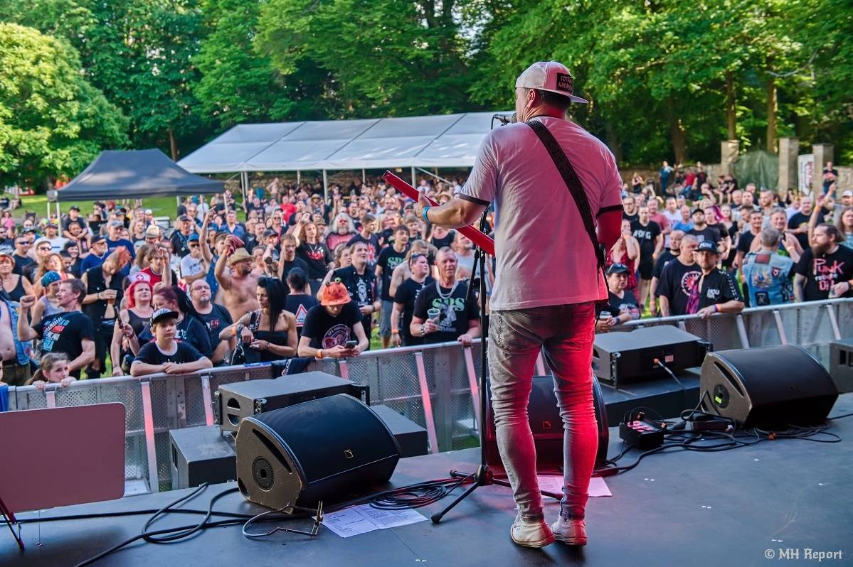 Hvězdou Rock for JK Manětín byli punkoví SPS. Žízeň publikum uhasilo s Alkeholem, zahrálo i Totální nasazení