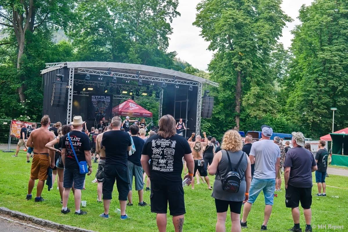Hvězdou Rock for JK Manětín byli punkoví SPS. Žízeň publikum uhasilo s Alkeholem, zahrálo i Totální nasazení