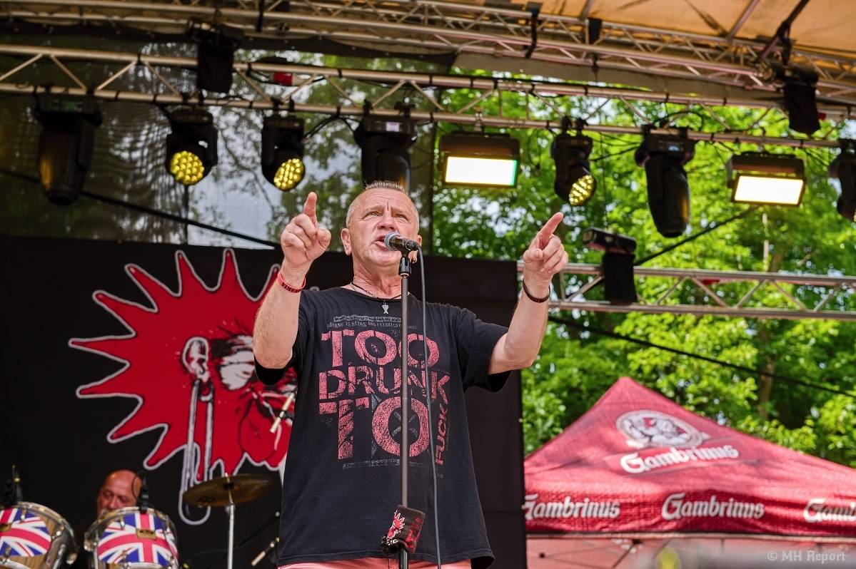 Hvězdou Rock for JK Manětín byli punkoví SPS. Žízeň publikum uhasilo s Alkeholem, zahrálo i Totální nasazení