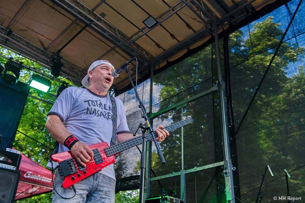 Hvězdou Rock for JK Manětín byli punkoví SPS. Žízeň publikum uhasilo s Alkeholem, zahrálo i Totální nasazení