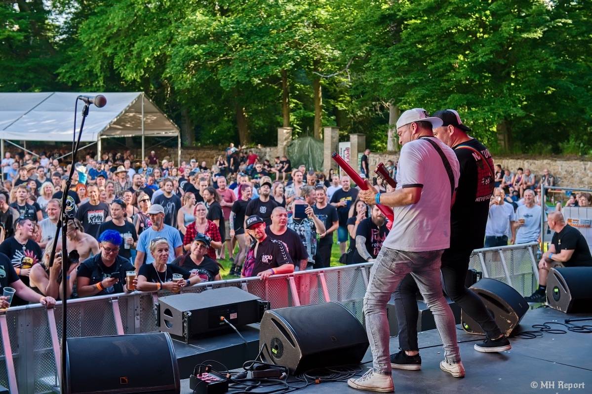 Hvězdou Rock for JK Manětín byli punkoví SPS. Žízeň publikum uhasilo s Alkeholem, zahrálo i Totální nasazení