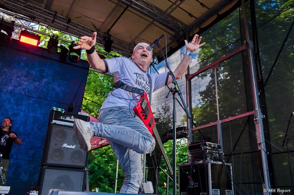Hvězdou Rock for JK Manětín byli punkoví SPS. Žízeň publikum uhasilo s Alkeholem, zahrálo i Totální nasazení