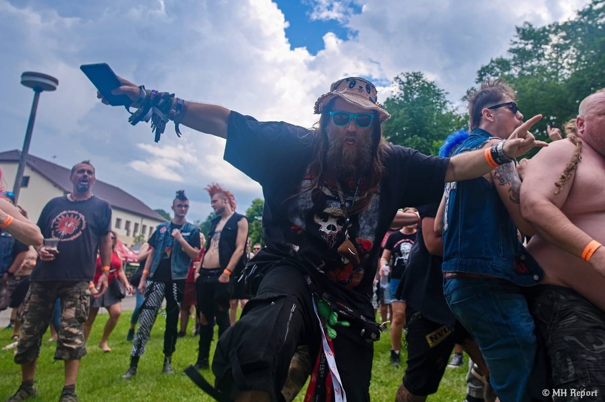 Hvězdou Rock for JK Manětín byli punkoví SPS. Žízeň publikum uhasilo s Alkeholem, zahrálo i Totální nasazení