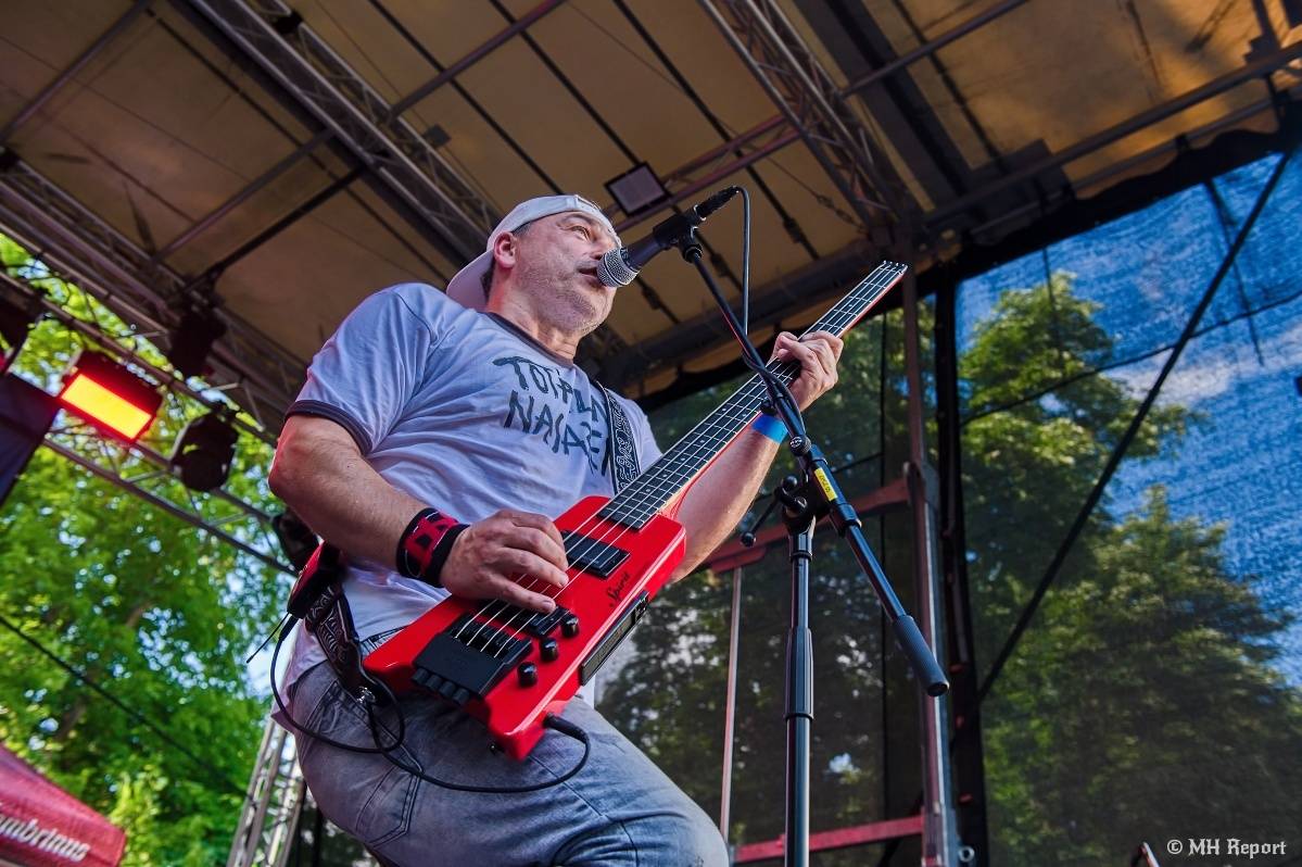Hvězdou Rock for JK Manětín byli punkoví SPS. Žízeň publikum uhasilo s Alkeholem, zahrálo i Totální nasazení