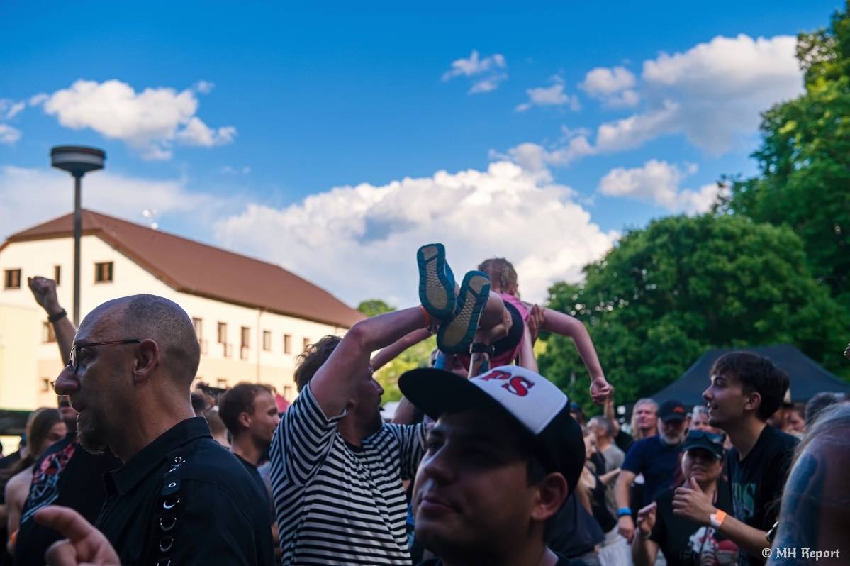 Hvězdou Rock for JK Manětín byli punkoví SPS. Žízeň publikum uhasilo s Alkeholem, zahrálo i Totální nasazení