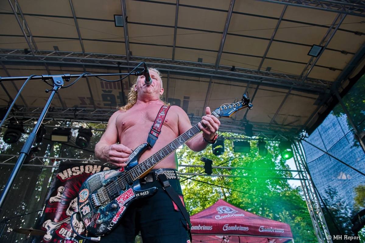 Hvězdou Rock for JK Manětín byli punkoví SPS. Žízeň publikum uhasilo s Alkeholem, zahrálo i Totální nasazení