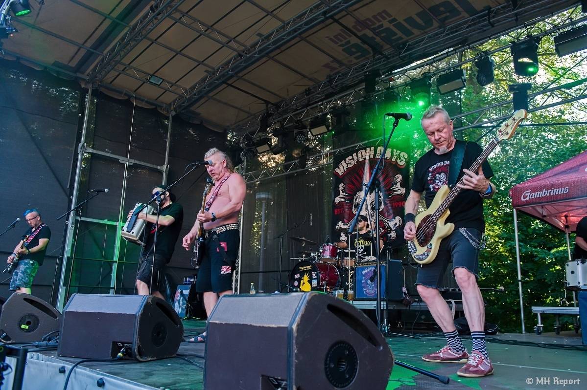 Hvězdou Rock for JK Manětín byli punkoví SPS. Žízeň publikum uhasilo s Alkeholem, zahrálo i Totální nasazení