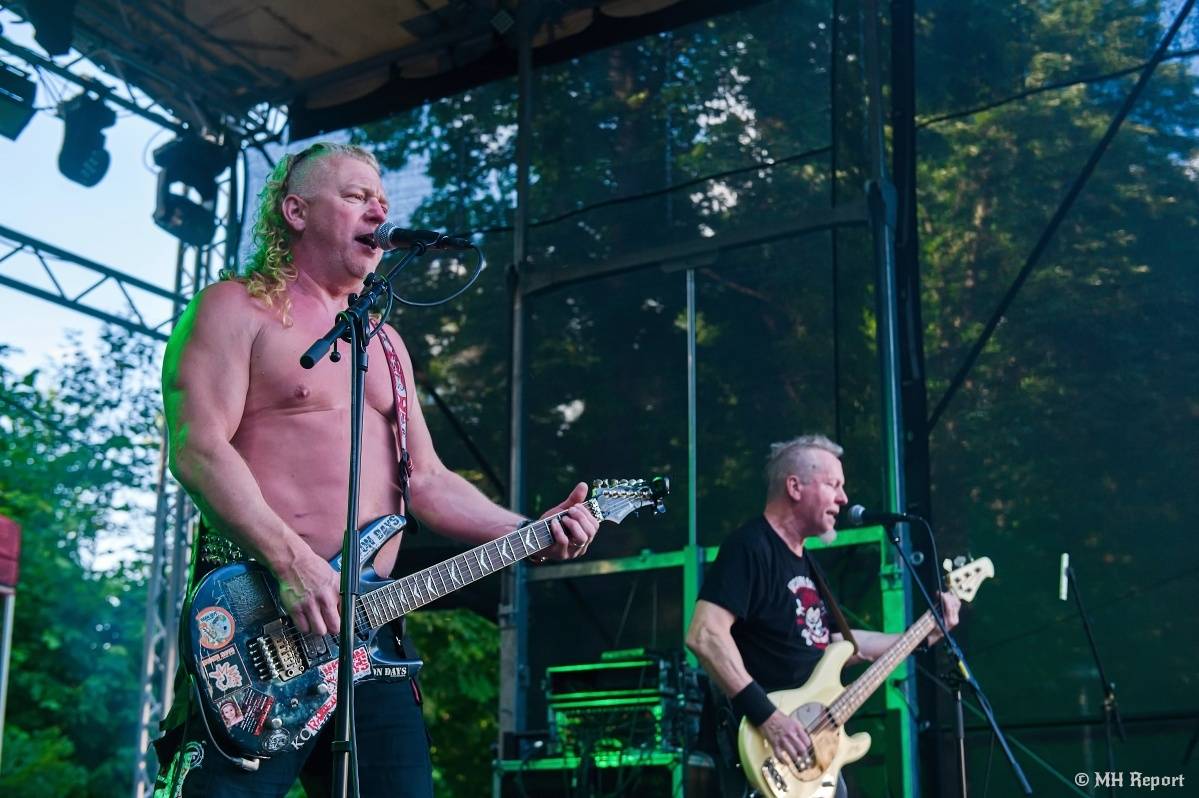 Hvězdou Rock for JK Manětín byli punkoví SPS. Žízeň publikum uhasilo s Alkeholem, zahrálo i Totální nasazení