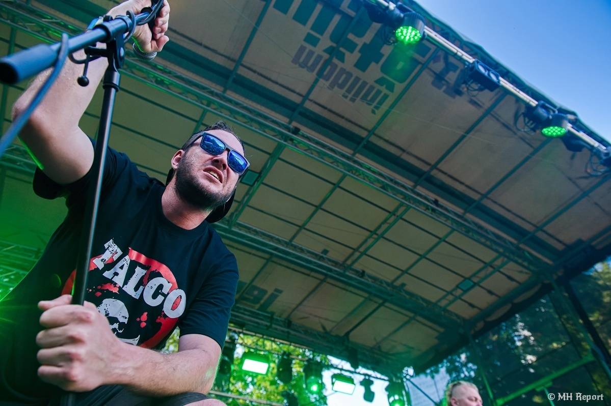 Hvězdou Rock for JK Manětín byli punkoví SPS. Žízeň publikum uhasilo s Alkeholem, zahrálo i Totální nasazení