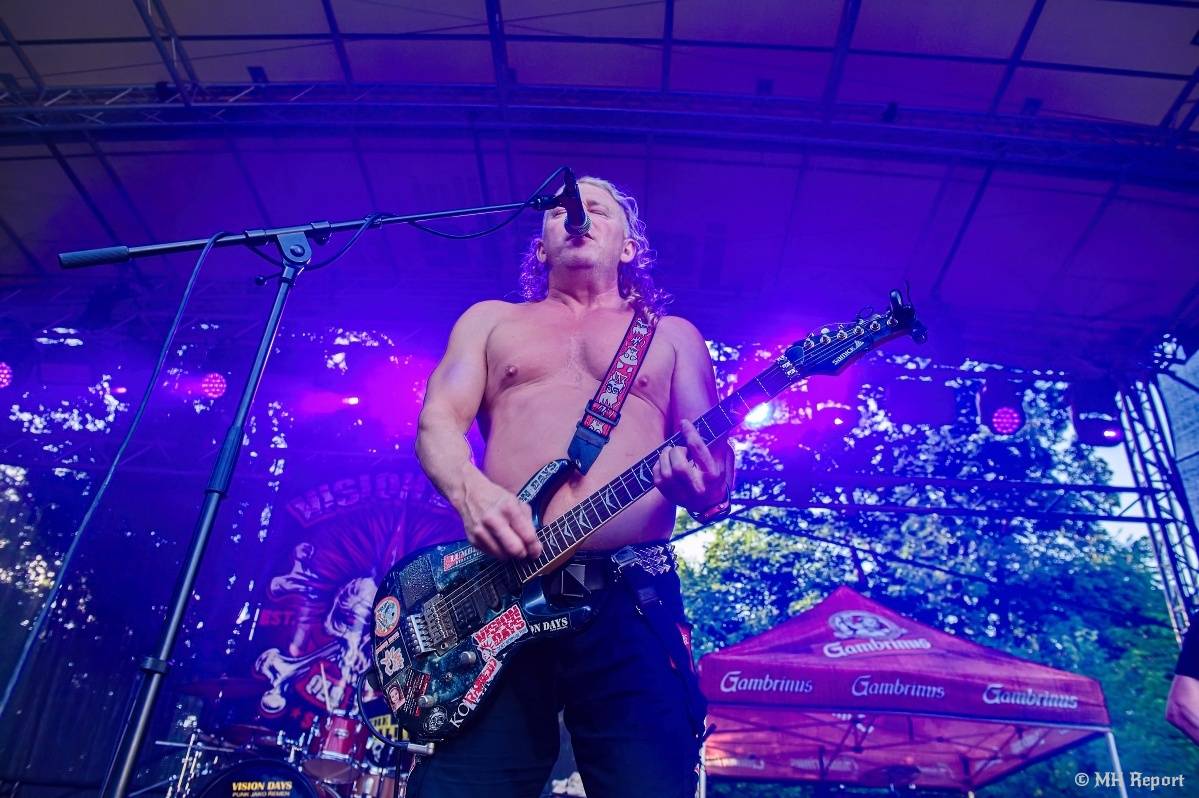 Hvězdou Rock for JK Manětín byli punkoví SPS. Žízeň publikum uhasilo s Alkeholem, zahrálo i Totální nasazení