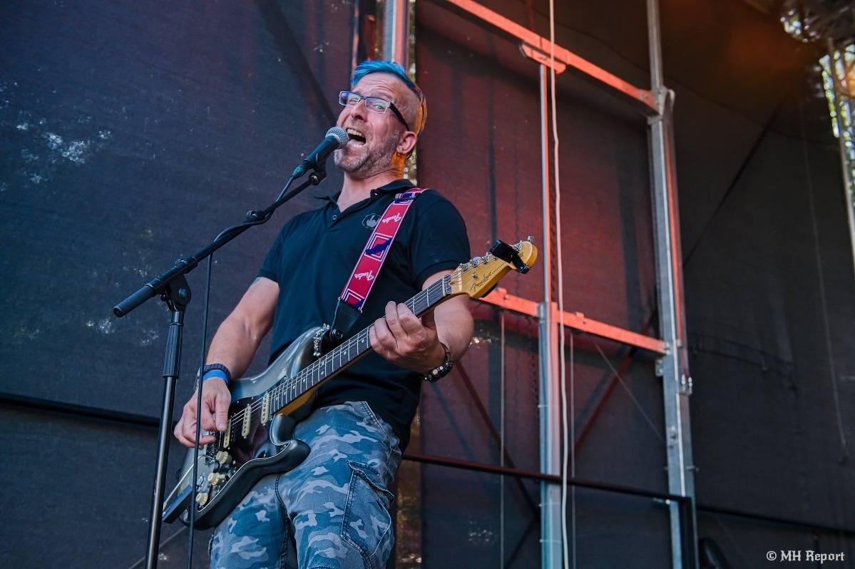 Hvězdou Rock for JK Manětín byli punkoví SPS. Žízeň publikum uhasilo s Alkeholem, zahrálo i Totální nasazení