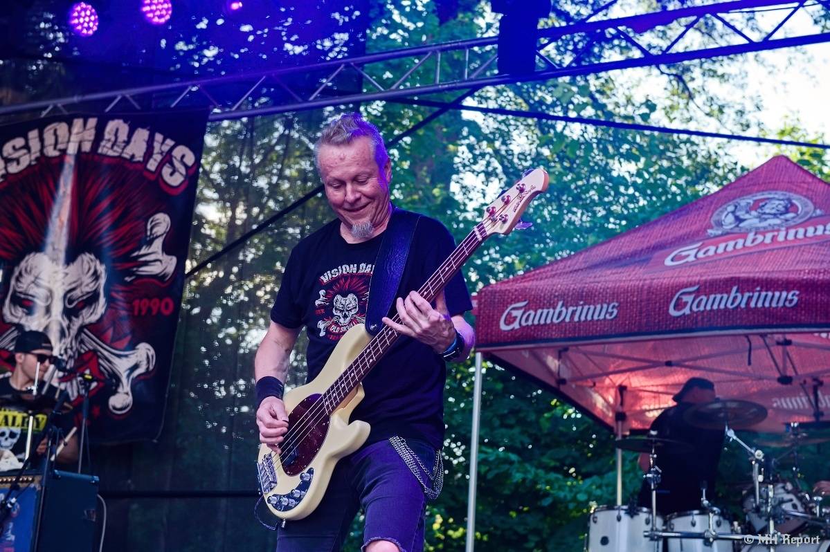 Hvězdou Rock for JK Manětín byli punkoví SPS. Žízeň publikum uhasilo s Alkeholem, zahrálo i Totální nasazení