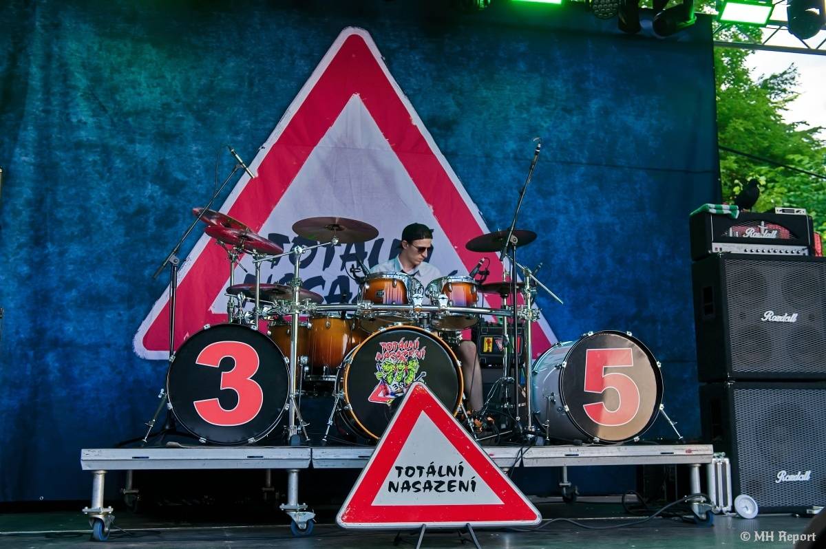 Hvězdou Rock for JK Manětín byli punkoví SPS. Žízeň publikum uhasilo s Alkeholem, zahrálo i Totální nasazení