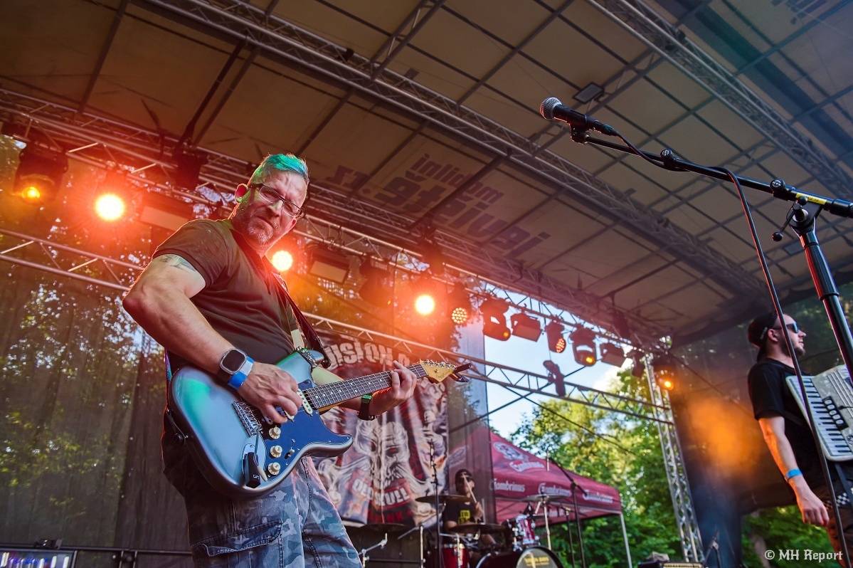 Hvězdou Rock for JK Manětín byli punkoví SPS. Žízeň publikum uhasilo s Alkeholem, zahrálo i Totální nasazení